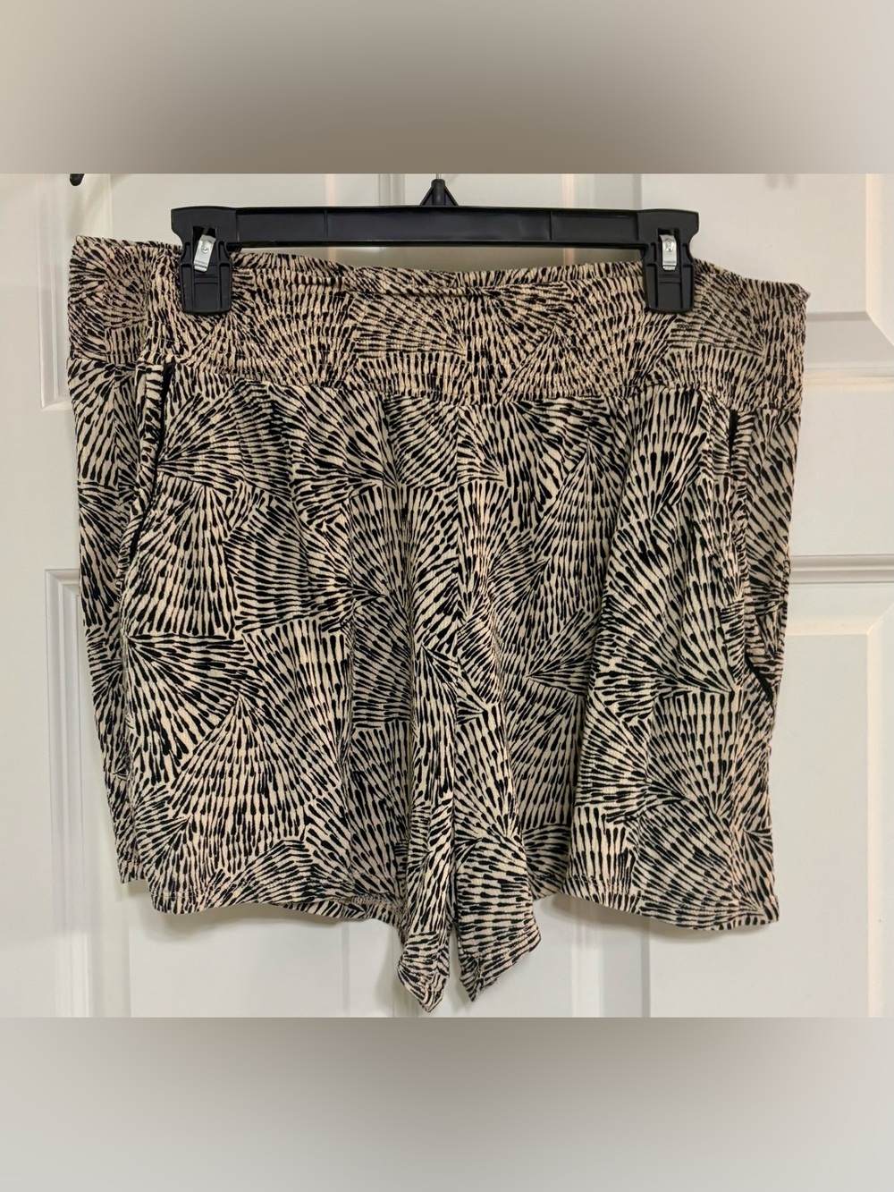 Three Dots XL Beige and Black Printed Women Flowy shorts